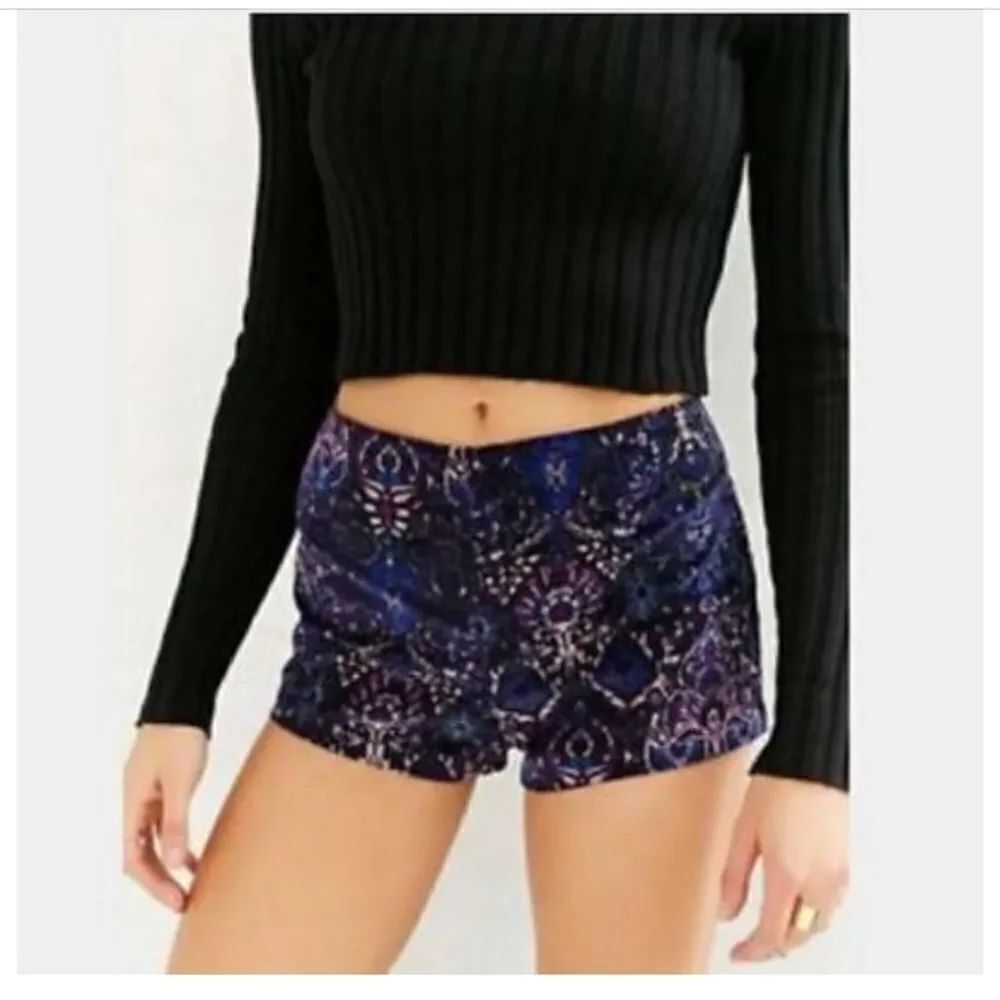 NWT Ecote okay velvet cheeky shorts. Size6
